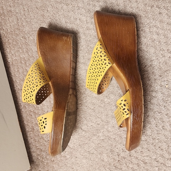 Women's Size 8 1/2 Yellow Comfy Wedge Sandals Made In Italy - Picture 3 of 7